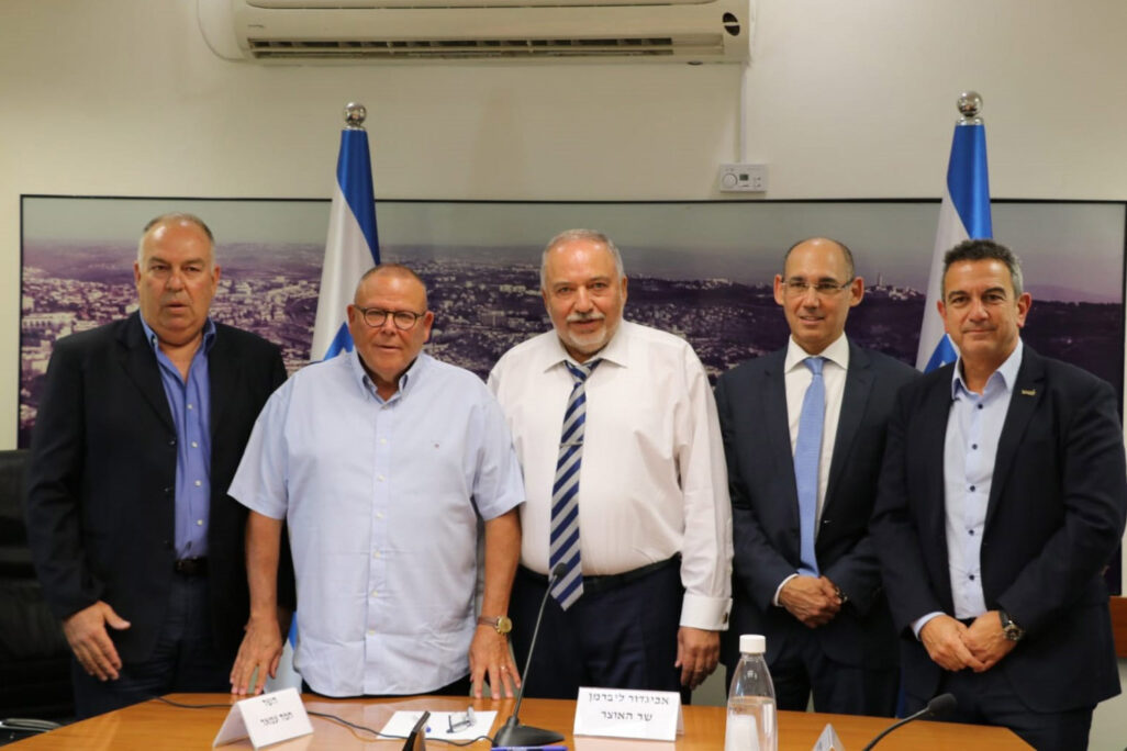 Meeting between the Finance Minister and major players in the economy. From right to left: President of the Manufacturers Association Ron Tomer, Governor of the Bank of Israel Amir Yaron, Finance Minister Avigdor Lieberman, Histadrut Chairman Arnon Bar-David, and Chairman of the Business Sector Presidents organization Dovi Amitai.