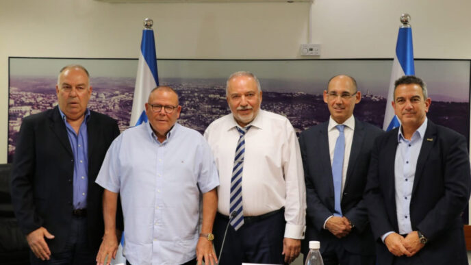 Meeting between the Finance Minister and major players in the economy. From right to left: President of the Manufacturers Association Ron Tomer, Governor of the Bank of Israel Amir Yaron, Finance Minister Avigdor Lieberman, Histadrut Chairman Arnon Bar-David, and Chairman of the Business Sector Presidents organization Dovi Amitai.