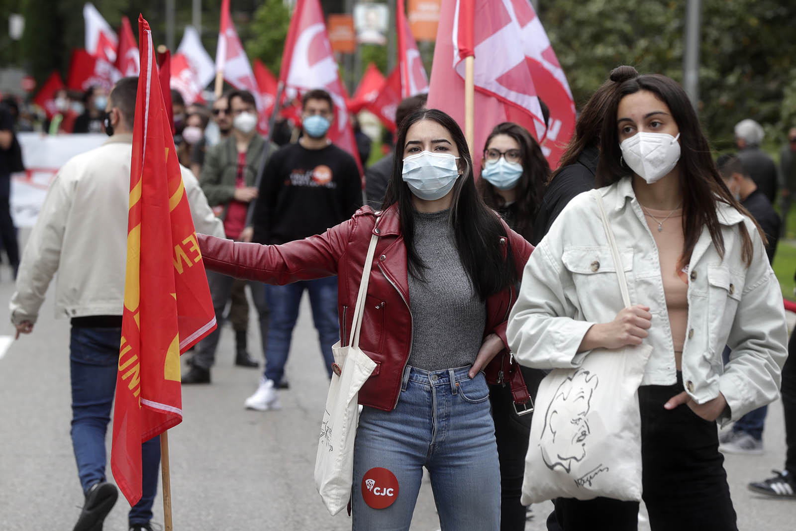 מפגינים דורשים העלאת שכר בתהלוכת אחד במאי 2021 במדריד (צילום: AP Photo/Paul White)