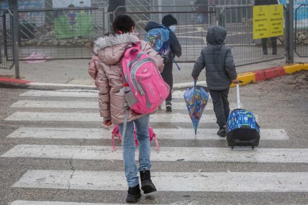 ילדים בדרך לבית הספר. למצולמים אין קשר לכתבה (צילום אילוסטרציה: דוד כהן / פלאש 90)
