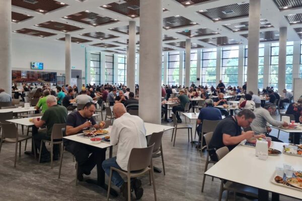 חדר האוכל "לביא": מדי יום מגישים בקמפוס נתב"ג ארוחת צהריים חמה לכ-5,000 עובדים  ולאלפי עובדי קבלן (צילום: הדס יום טוב)