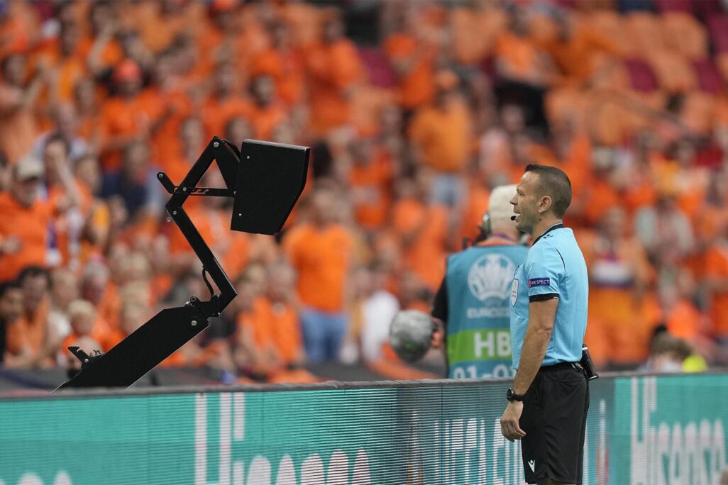אוראל גרינפלד שופט במשחק של הולנד ואוסטריה, ביורו 2020 (צילום: AP Photo/Peter Dejong, Pool)