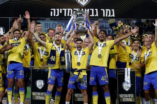 מכבי תל אביב זכתה בגביע המדינה בכדורגל לאחר ניצחון 1:2 בדרבי, מהומה בסיום