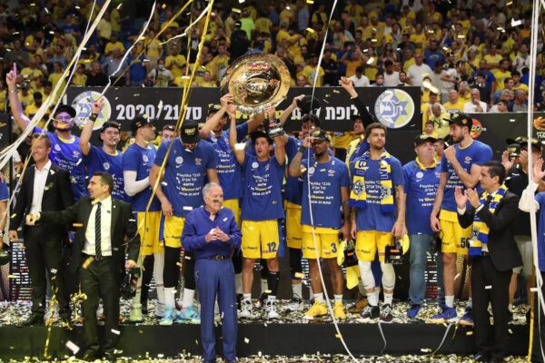 מכבי תל אביב זוכה באליפות המדינה בכדורסל לעונת 2020/21 (צילום: איגוד הכדורסל בישראל)