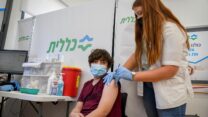 נער מקבל חיסון לקורונה במרכז החיסונים בפתח תקווה (צילום: פלאש 90)