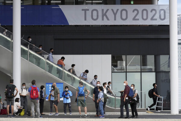תושבי טוקיו באצטדיון האולימפי (צילום: AP Photo/Eugene Hoshiko)