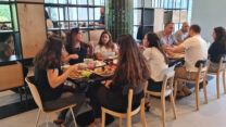 "אני אוהבת את זה שאני רואה פרצופים חדשים, יש מפגש של כל העובדים, זה מרגש" (צילום: הדס יום טב)