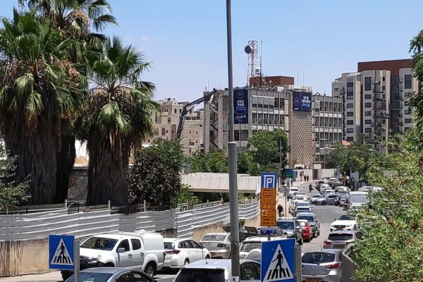 "עת לשידור ועת לדיור": בניין רשות השידור המיתולוגי בירושלים נהרס
