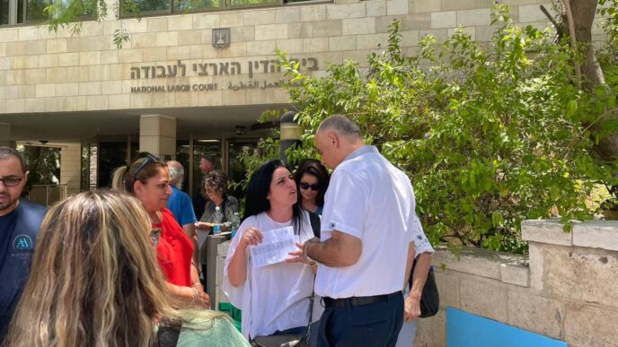 Chairman of the Histadrut Hamaof workers union, Gil Bar-Tal, at a demonstration in front of the National Labor Court in Jerusalem. (Photo: Histadrut Hamaof)