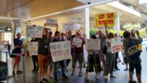 הפגנת מורי הדרך בתיירות הנכנסת בנתב"ג. (צילום: ווי לאם)