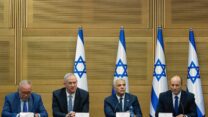 נפתלי בנט, יאיר לפיד, בני גנץ ואביגדור ליברמן בימי ממשלת בנט-לפיד (צילום ארכיון: יונתן סינדל / פלאש 90)