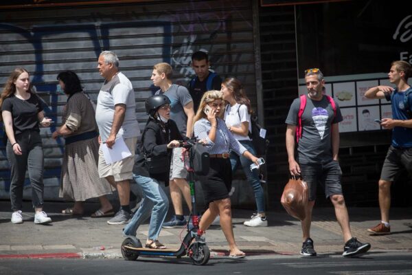 אנשים ברחוב, יוני 2021 (צילום: מרים אלסטר/פלאש 90)