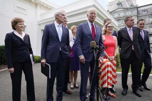 הנשיא ג'ו ביידן וקבוצת דו מפלגתית של סנטורים מחוץ לבית הלבן, אחר הסכמה על תכנית התשתיות של ביידן . (צילום: AP Photo/Jacquelyn Martin)