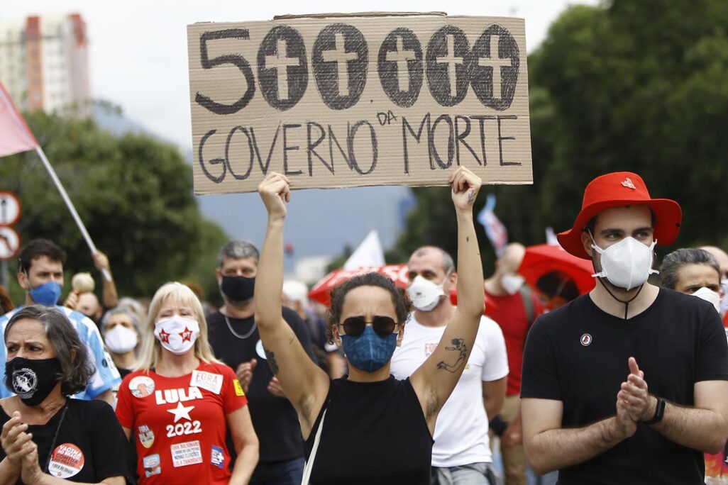"500,000 ממשלת המוות", שלט בהפגנה נגד מדיניות נשיא ברזיל זאיר בולנסארו בנושא הקורונה, 19 ביוני 2021 (AP Photo/Bruna Prado)