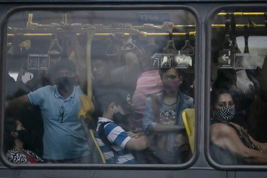 אוטובוס צפוף בריו דה ז'נרו בברזיל, מרץ 2021. צפיפות בדרכים היא מהגורמים להתפשטות הקורונה בברזיל (AP Photo/Bruna Prado, File)
