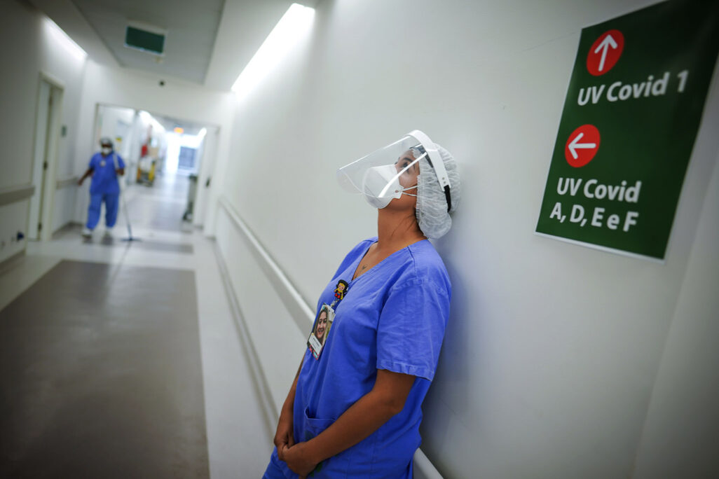 עובדת בבית חולים בעיר פורטו אלגרו בברזיל, מרץ 2021. &quot;עומדים כנראה על יותר מ-600,000 מתים מקורונה, אולם הממשלה מנמיכה את המספרים במכוון&quot; (AP Photo/Jefferson Bernardes, File)
