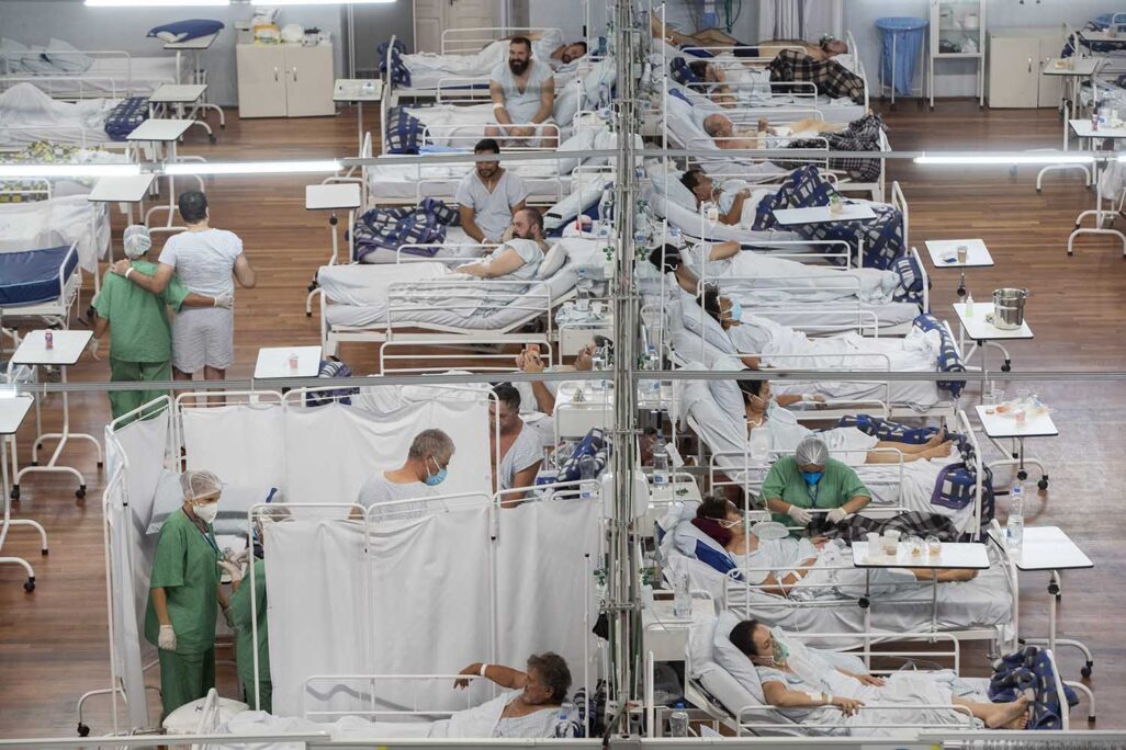 בית חולים שדה לחולי קורונה שהוקם באיצטדיון מחוץ לסאו פאולו, ברזיל, מרץ 2021. מספר המתים עבר את רף חצי המיליון  (AP Photo/Andre Penner, File)