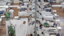 בית חולים שדה לחולי קורונה שהוקם באיצטדיון מחוץ לסאו פאולו, ברזיל  (AP Photo/Andre Penner, File)
