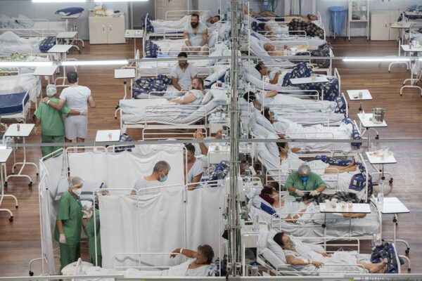בית חולים שדה לחולי קורונה שהוקם באיצטדיון מחוץ לסאו פאולו, ברזיל  (AP Photo/Andre Penner, File)