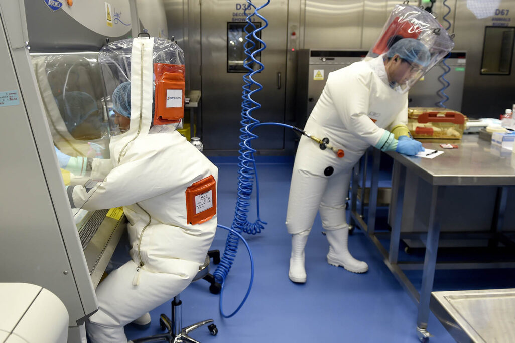 חוקרים במכון ווהאן לווירולוגיה, מאי 2020. הזיהום יכל להתרחש במעבדה (Chinatopix via AP