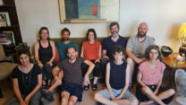 חברי קואופרטיב "מקומי". בשורה עליונה (מימין לשמאל): אילן דינר, חנן סבח-טייכר, רות ב.שפינר, אביב עדשי, נטע ברקאי-שטרן. בשורה התחתונה: טלי זהר, נעם קנולר, אסף יעקובוביץ', שירי אהרוני. לא בתמונה: אורלי יגר. "המהות של קואופרטיב, היא שזה שיתופי ושוויוני" (צילום: הדס יום טוב)