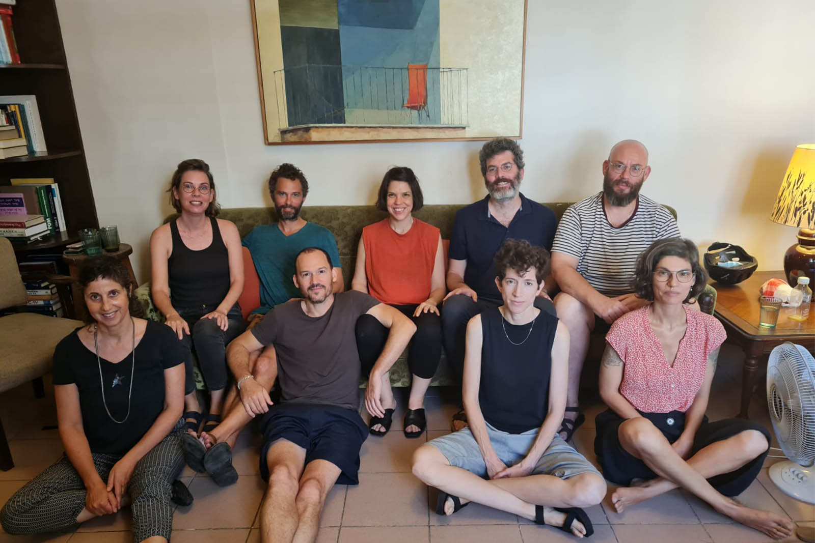חברי קואופרטיב "מקומי". בשורה עליונה (מימין לשמאל): אילן דינר, חנן סבח-טייכר, רות ב.שפינר, אביב עדשי, נטע ברקאי-שטרן. בשורה התחתונה: טלי זהר, נעם קנולר, אסף יעקובוביץ', שירי אהרוני. לא בתמונה: אורלי יגר. "המהות של קואופרטיב, היא שזה שיתופי ושוויוני" (צילום: הדס יום טוב)