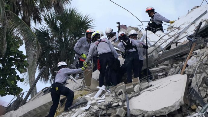 עובדי הצלה מחפשים בהריסות הבניין שקרס בפלורידה. (צילום: AP Photo/Lynne Sladky)