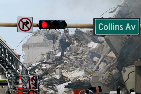 עובד חילוץ בהריסות הבניין שקרס בפלורידה (צילום ארכיון: AP Photo/Lynne Sladky)