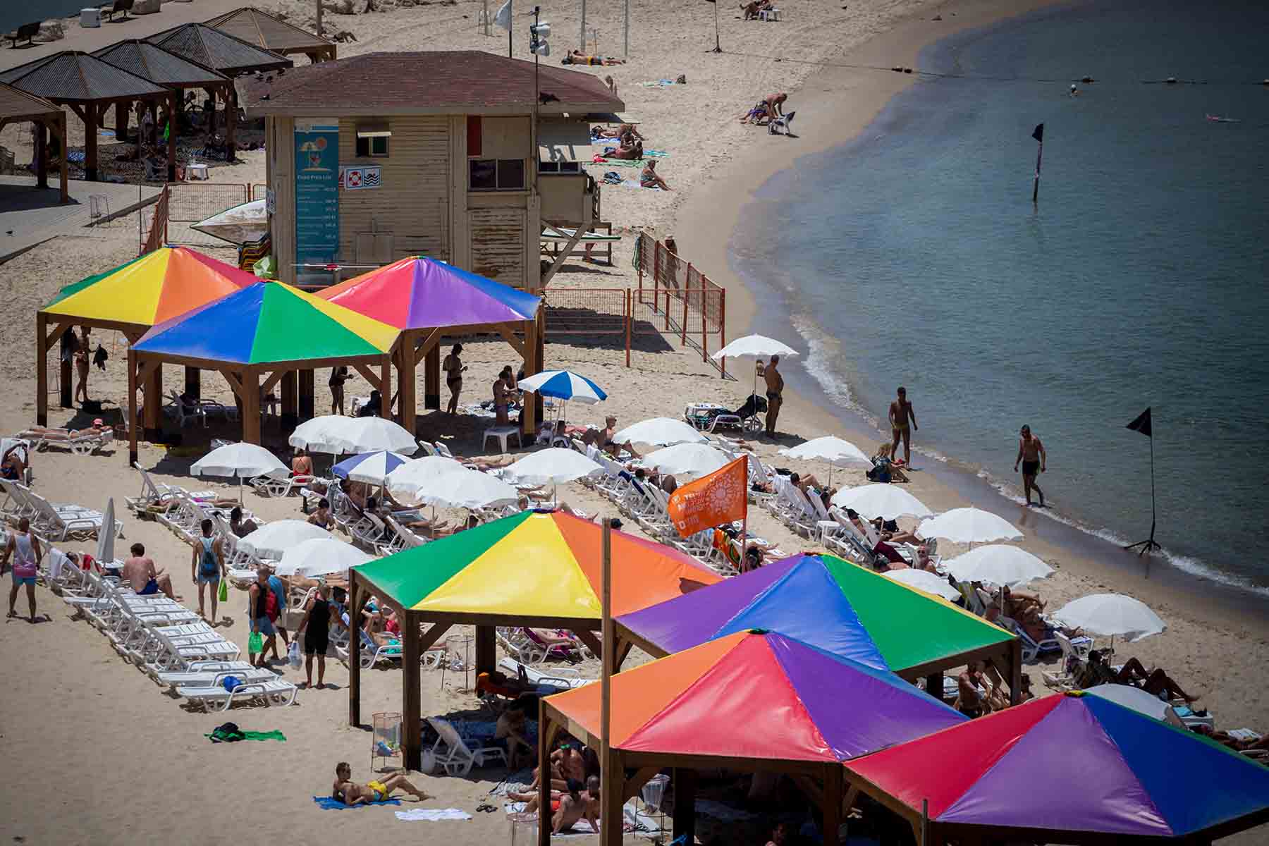 The Tel Aviv beachfront shows support for the Pride Parade. (Photo: Miriam Elster / Flash90)