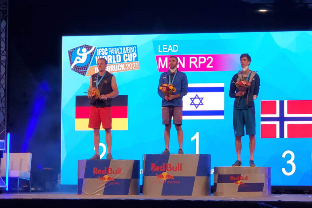 המטפס מור ספיר עם מדליית הזהב בגביע העולם באוסטריה (צילום: ההתאחדות הטיפוס בישראל)