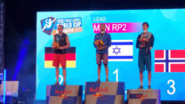 המטפס מור ספיר עם מדליית הזהב בגביע העולם באוסטריה (צילום: ההתאחדות הטיפוס בישראל)