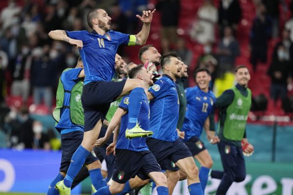 שחקני נבחרת איטליה חוגגים ניצחון על נבחרת אוסטריה ביורו 2020 (צילום: AP Photo/Frank Augstein, Pool)
