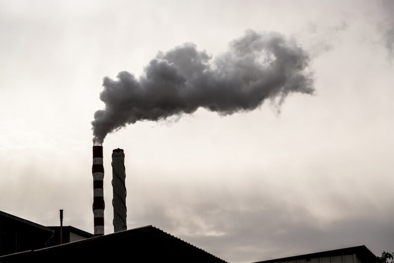 Air pollution at a power station near Ramat Chovav (Photo: Yaniv Nadav/Flash90)