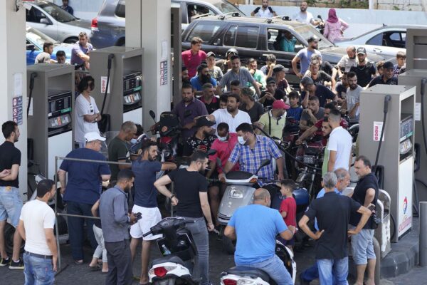 אנשים בתור לתדלק בלבנון (צילום: AP Photo/Hassan Ammar)