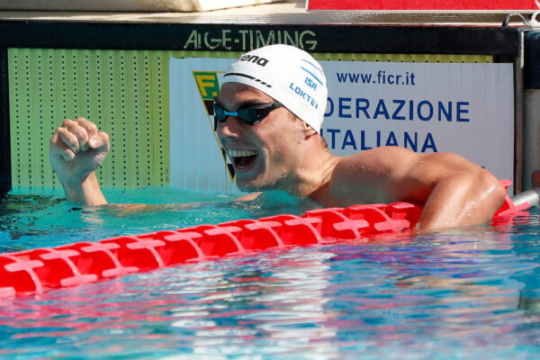 דניס לוקטב חוגג את השיא הישראלי והקריטריון לאולימפיאדת טוקיו (צילום: סימונה קסטרווילארי, באדיבות איגוד השחייה)