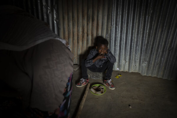 נער שנעקר מביתו במחוז תיגראי באתיופיה בעקבות הלחימה  (AP Photo/Ben Curtis)