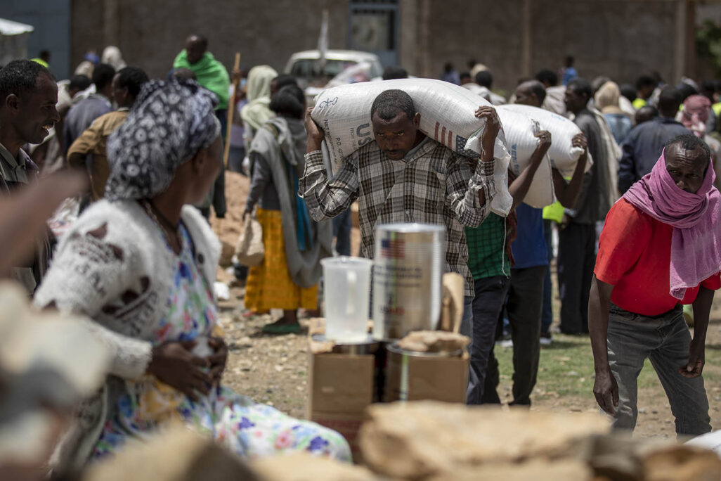 הפצת חירום של מזון במחוז תיגראי, אתיופיה (AP Photo/Ben Curtis)