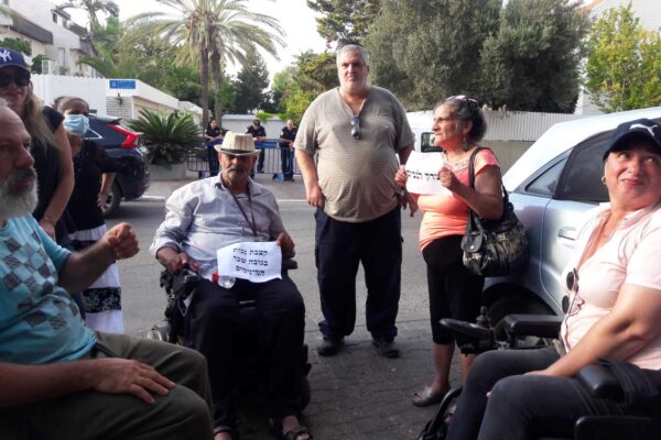 פעילי מחאת הנכים הפגינו מול ביתו של יאיר לפיד בתל אביב