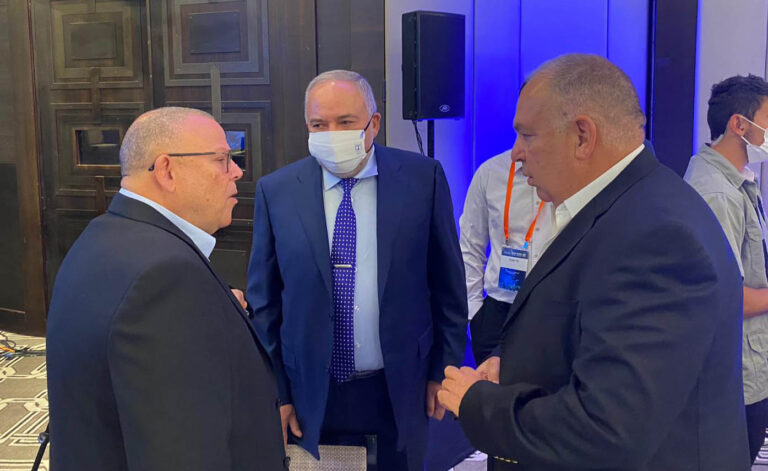 Bar-David (left) with Finance Minister Avigdor Lieberman (in center). (Photo: Histadrut Spokesman)
