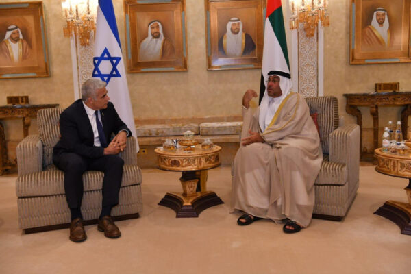 שר החוץ יאיר לפיד ומקבילו האמירתי עבדאללה בן זאיד (צילום: דוברות משרד החוץ)