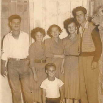 ראובן אברג'ל הילד (במרכז) עם משפחתו. &quot;רצו לפרק את המסגרת הפטריארכלית, שהיא החוסן הנפשי והרגשי של אנשים שבאו ממרוקו&quot; (צילום: אלבום פרטי)