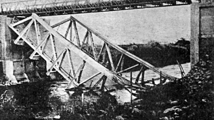 גשר אלנבי לאחר הפיצוץ. &quot;בזמן חילופי הירי החבלנים הצמידו את המטענים לבסיס הגשר ופוצצו אותו&quot; (צילום: ארכיון הפלמ&quot;ח)