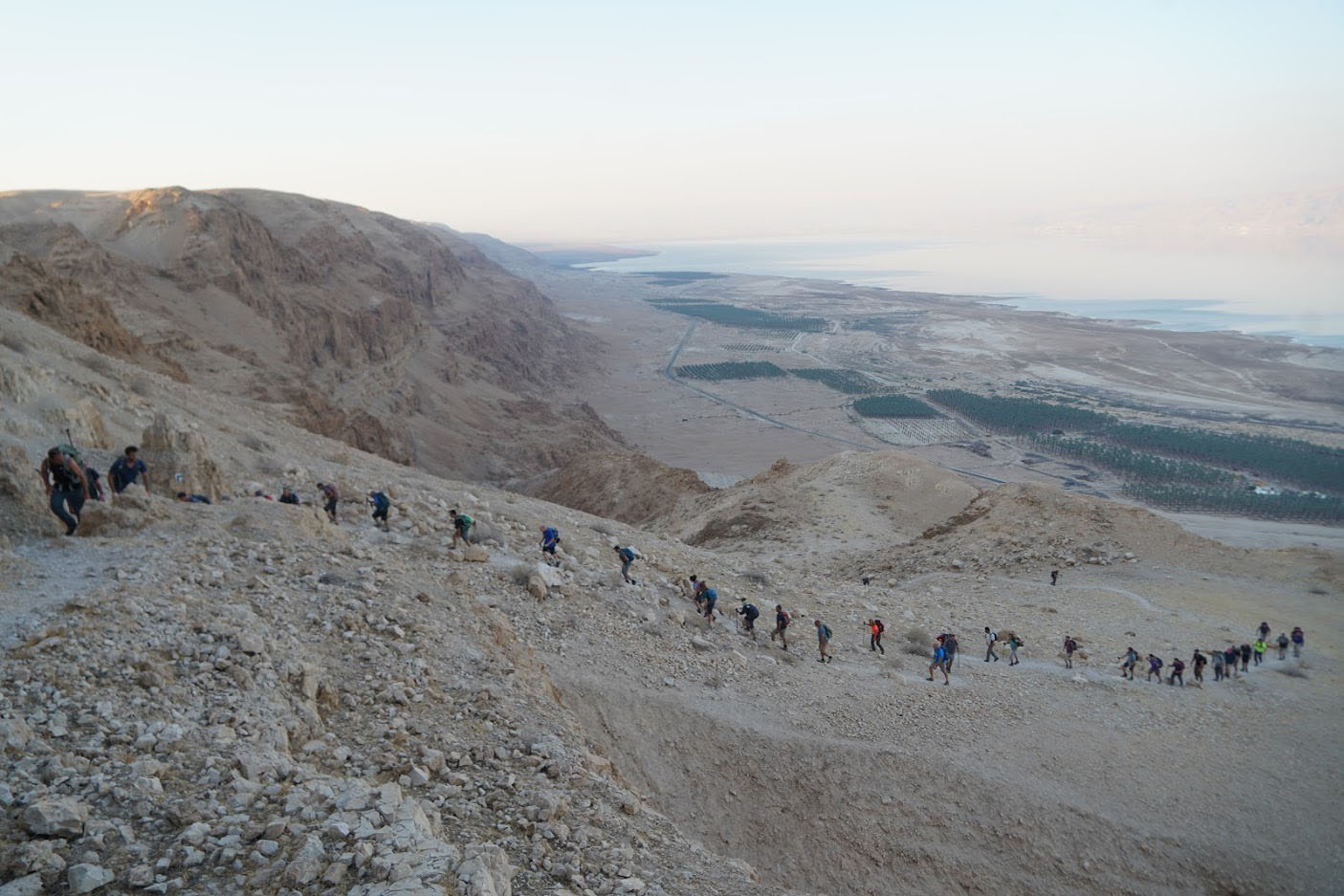 משחזרים את מסע לוחמי הפלמ"ח. "מסע לילי ארוך, מחופו של ים המלח ועד לירושלים" (צילום: שי בייטנר)