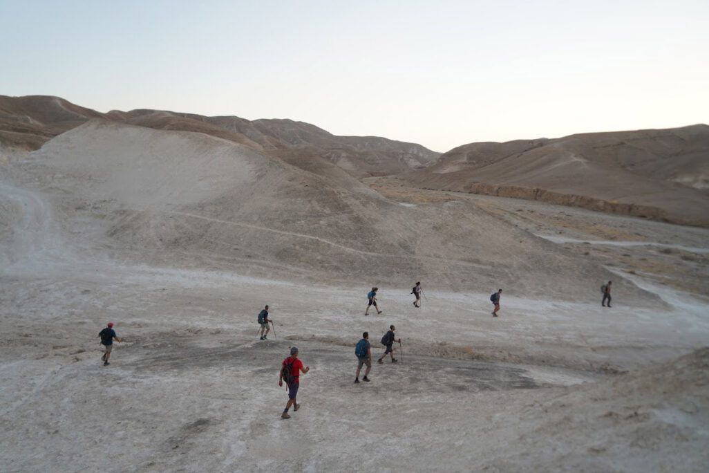 משתתפי מסע השחזור צועדים במדבר. &quot;מסלול סופר קשה&quot; (צילום: שי פלדמן)
