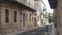 רחוב הע"ח, הרחוב הראשי בשכונה. שומר על ייחודו בכך שהוא נמנע ממסחריות (צילום: מיכאל יעקובסון)