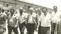 יהושע פרץ (במרכז, מזוקן) בנמל אשדוד: "העובדה היא, שבסופו של דבר, אנחנו הפרימיטיבים ניהלנו את הנמל, וניהלנו אותו בצורה הטובה ביותר" (צילום: דוד פינטו, אשדוד נט נוסטלגיה)
