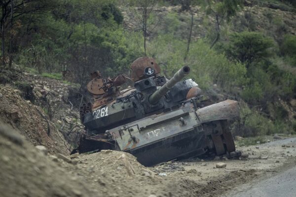 שרידים של טנק בצד הדרך בתיגראי. (צילום: AP Photo/Ben Curtis)