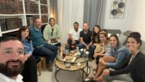 מירב כהן גנוז (שלישית מימין) במפגש של מיזם "לפתוח דלת" בביתו של הרב נתנאל שרון (משמאל) "ההבנה של הלך הרוח בחברה החרדית עידנה את הביקורתיות הנוקשה, ומינפה אותה לרצון משותף לשינוי ולאחווה".. (צילום: אלבום פרטי)