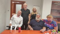 שר הרווחה מאיר כהן (שני משמאל) עם נציגי קבוצות מחאת הנכים. מימין: אייל כהן, מוביל מחאת הנכים הופכים לפנתרים (צילום: קבוצות מחאת הנכים)
