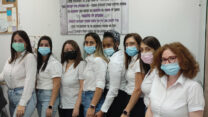 עובדות בלשכת התעסוקה אשקלון: אנה דרנקובסקי;  דקלה בן חמו, מאמנת לשכתית; פנינה דנינו, מתאמת מעסיקים; אורית ז'נבה, מנהלת לשכה; אורין אבן חיים; מיכל זרביב, ראש צוות אבטלה; רחלי אלישיב, ראש צוות הבטחת הכנסה; שירן שגיא (צילום: ניצן צבי כהן)